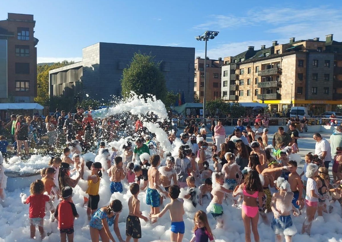 Imagen secundaria 1 - Fiesta de la espuma en Villaviciosa.